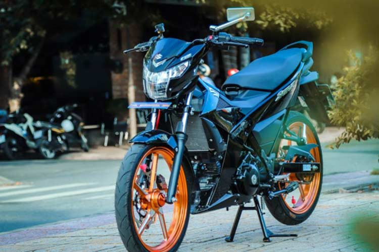 Trước khi mẫu xe máy Suzuki Raider bán ra chính thức tại nước ta, Suzuki Việt Nam cũng đã từng nhập khẩu nguyên chiếc Suzuki Satria F150 từ Thái Lan hoặc Indonesia về. Cho tới nay, những chiếc xe côn tay underbone này vẫn còn tiếp tục được người yêu xe ưa chuộng.