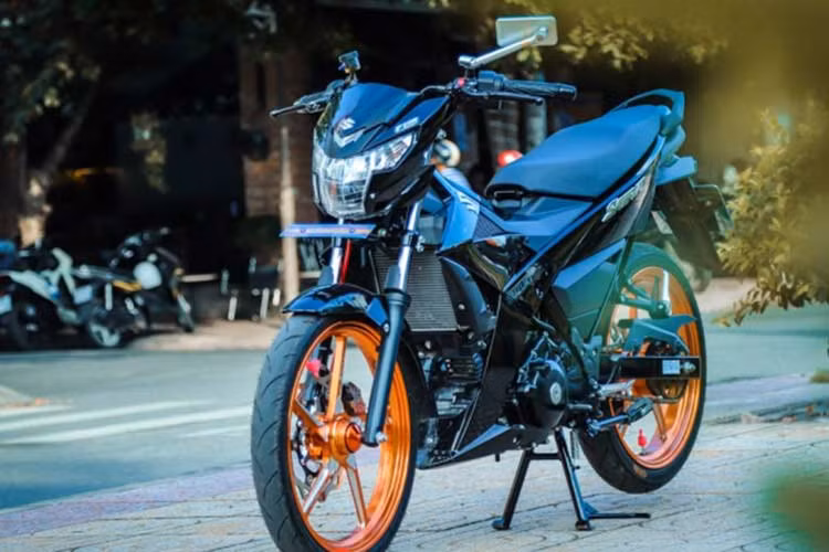 Trước khi mẫu xe máy Suzuki Raider bán ra chính thức tại nước ta, Suzuki Việt Nam cũng đã từng nhập khẩu nguyên chiếc Suzuki Satria F150 từ Thái Lan hoặc Indonesia về. Cho tới nay, những chiếc xe côn tay underbone này vẫn còn tiếp tục được người yêu xe ưa chuộng.