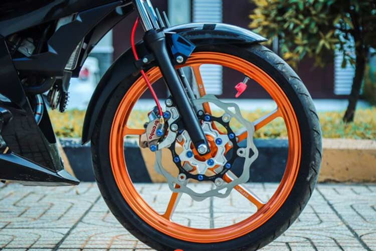 Dàn chân trước của xe là dây dầu Hel Uk đỏ được kết nối vào heo dầu Brembo Billet màu Niken 2 pis đối xứng đi kèm cùng đĩa Galfer KTM, cả hai món đồ chơi điều được cố định vào xe thông qua một pat heo dầu và thớt lòng được làm bằng chất liệu nhôm CNC nguyên khối.