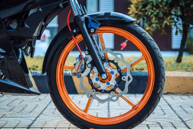 Dàn chân trước của xe là dây dầu Hel Uk đỏ được kết nối vào heo dầu Brembo Billet màu Niken 2 pis đối xứng đi kèm cùng đĩa Galfer KTM, cả hai món đồ chơi điều được cố định vào xe thông qua một pat heo dầu và thớt lòng được làm bằng chất liệu nhôm CNC nguyên khối.