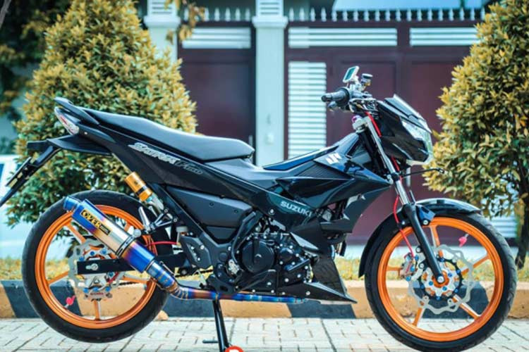 Tuy nhiên, không bằng lòng với xe nguyên bản, một số người chơi xe vẫn đã tiếp tục nâng cấp Suzuki Raider F150, giống như chủ nhân của chiếc xe này. Được biết, chiếc xe trong bài viết này được một biker ở Sài Gòn bỏ ra khoản tiền gần 100 triệu đồng để độ lại theo phong cách kiểng đẹp mắt.