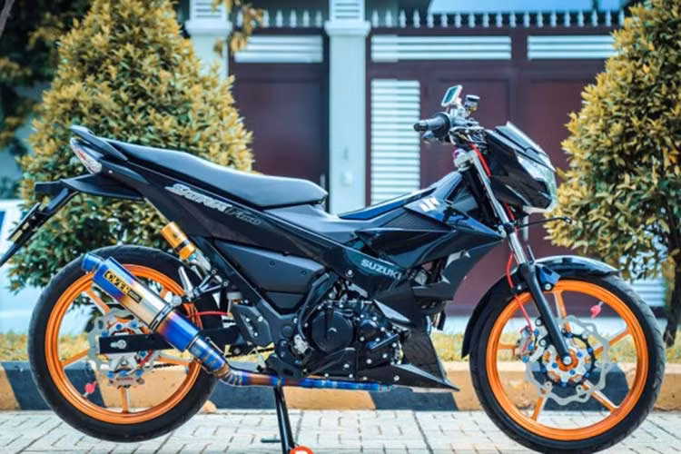 Tuy nhiên, không bằng lòng với xe nguyên bản, một số người chơi xe vẫn đã tiếp tục nâng cấp Suzuki Raider F150, giống như chủ nhân của chiếc xe này. Được biết, chiếc xe trong bài viết này được một biker ở Sài Gòn bỏ ra khoản tiền gần 100 triệu đồng để độ lại theo phong cách kiểng đẹp mắt.