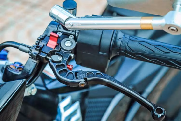 Với cùm côn CRG GP người dùng sẽ được tận hưởng khả năng tăng côn bằng tay thông một cần gạt bằng nhôm đỏ - Phần chân kính là chủ xe mua rời đã được mod sẵn giá tầm khoảng 200k đến 250k một chiếc.