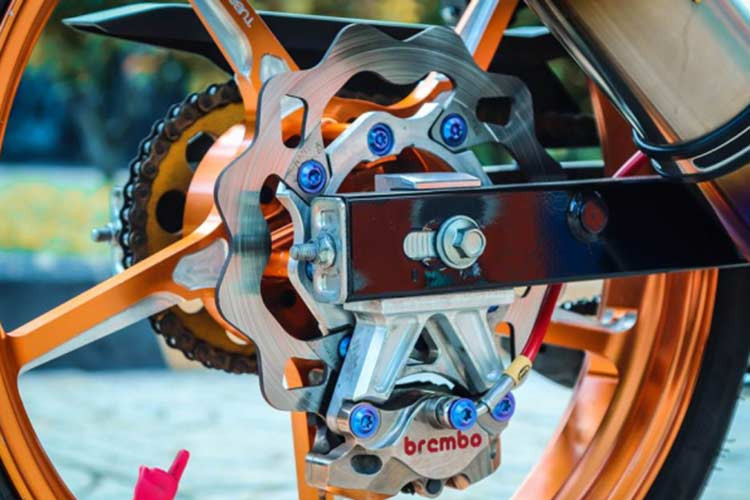 Hình ảnh hệ thống treo sau của xe do sử dụng heo dầu đối xứng nên phần đĩa Galfer phía sau phải làm thớt lòng CNC, nhằm kê đĩa ra ngoài tí xíu để tránh bị cạ heo vào mâm khi xe vận hành gây nguy hiểm cho người điều khiển. Phần pat CNC 90 độ này khá nay có thể xoay lên xoay xuống tùy theo sở thích của chủ xe.