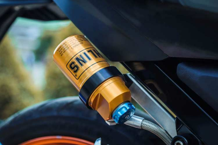 Phuộc Ohlins sau đi kèm một bình dầu rời được trang trí bằng nút chỉnh với tạo hình được CNC cùng tông màu xanh rất đẹp và là điểm nhấn rất đẹp cho bộ phận bình dầu của xe - Phần pat treo đã được mod lại bằng chất liệu nhôm được CNC dày hơn và cứng cáp hơn.