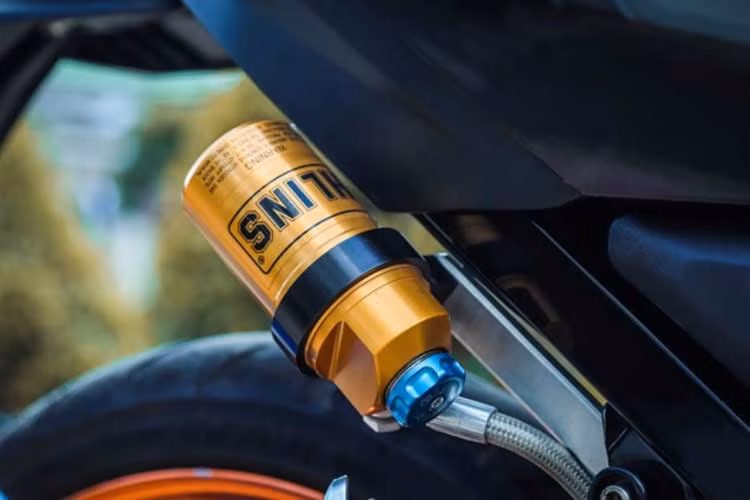 Phuộc Ohlins sau đi kèm một bình dầu rời được trang trí bằng nút chỉnh với tạo hình được CNC cùng tông màu xanh rất đẹp và là điểm nhấn rất đẹp cho bộ phận bình dầu của xe - Phần pat treo đã được mod lại bằng chất liệu nhôm được CNC dày hơn và cứng cáp hơn.