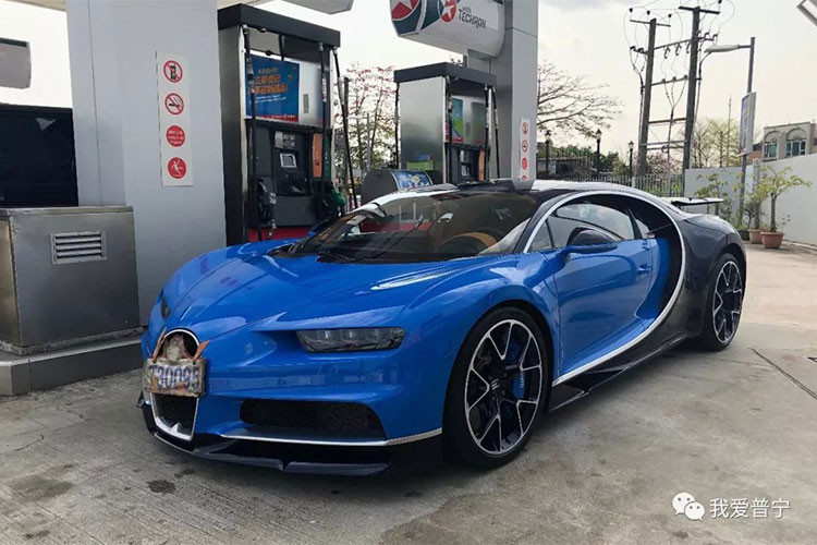 Điều đáng nói, giá bán cho chiếc Bugatti Chiron đầu tiên cập bến Trung Quốc được ước tính không dưới 6,8 triệu đô la (tương đương 158 tỷ đồng). Sự có mặt của siêu phẩm Bugatti Chiron tại thị trường "khổng lồ" Trung Quốc lại một lần nữa khiến giới mê xe thế giới ngưỡng mộ.