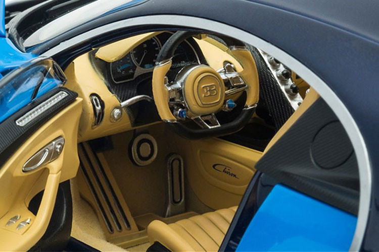 Bên trong khoang lái chiếc Bugatti Chiron giá hơn 150 tỷ đồng tại Trung Quốc có nội thất với ghế thể thao bọc da màu nâu nhạt. Ngoài ra, nội thất xe còn có dòng chữ Chiron ở tựa đầu ghế ngồi và thảm sàn...