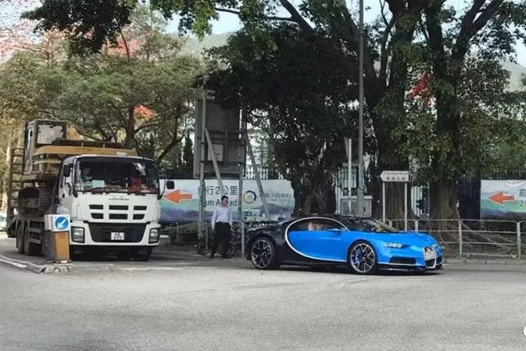 Siêu xe triệu đô Bugatti Chiron đầu tiên cập bến Trung Quốc sở hữu ngoại thất 2 màu là xanh dương và đen. Điểm nhấn của chiếc siêu xe trong top nhanh nhất thế giới và được mệnh danh "tân vương tốc độ" chính là bộ mâm sơn 2 tông màu tương phản và cùm phanh xanh dương bắt mắt.