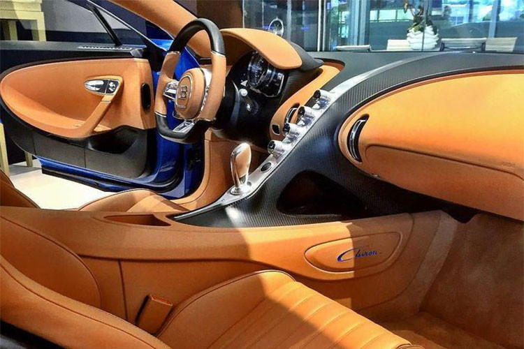 Vô lăng của siêu xe hàng hiếm này đươc thiết kế độc đáo, được bọc da vfa sợi carbon, hệ thống thông tin giải trí cùng bảng táp lô thiết kế đơn giản. Được biết, chủ nhân của siêu xe Bugatti Chiron đầu tiên ở Trung Quốc còn khá trẻ nhưng đã sở hữu bộ sưu tập với hàng loạt siêu xe đắt tiền.