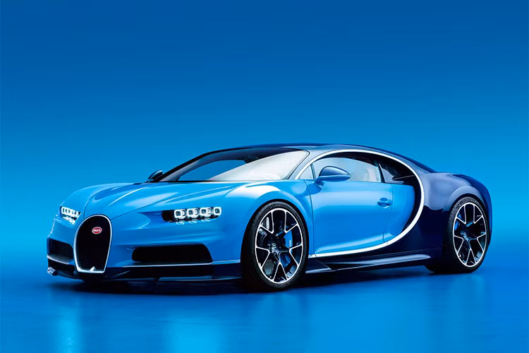 Bugatti Chiron chỉ mất thời gian 2,5 giây có thể tăng tốc lên 100 km/h từ vị trí xuất phát trước khi đạt vận tốc tối đa 420 km/h. Để có thể giúp Chiron đạt tốc độ tối đa, chủ nhân của xe phải chuyển sang chế độ chạy là Top Speed và vẫn phải sử dụng chìa khoá riêng tương tự như hãng siêu xe Pháp đã làm với "đàn anh" là Veyron.
