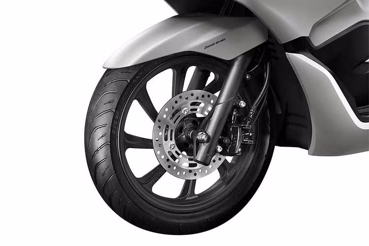 Tư thế lái xe của PCX vẫn giữ “cái chất” thoải mái vốn có của dòng xe PCX, nay được cải tiến hơn với việc kéo dài sàn để chân lên phía trước, giúp người lái có được cảm giác lái xe thoải mái hơn so với thế hệ PCX trước đây. Hệ thống phanh trước vẫn dạng đĩa đơn, sau tang trống.