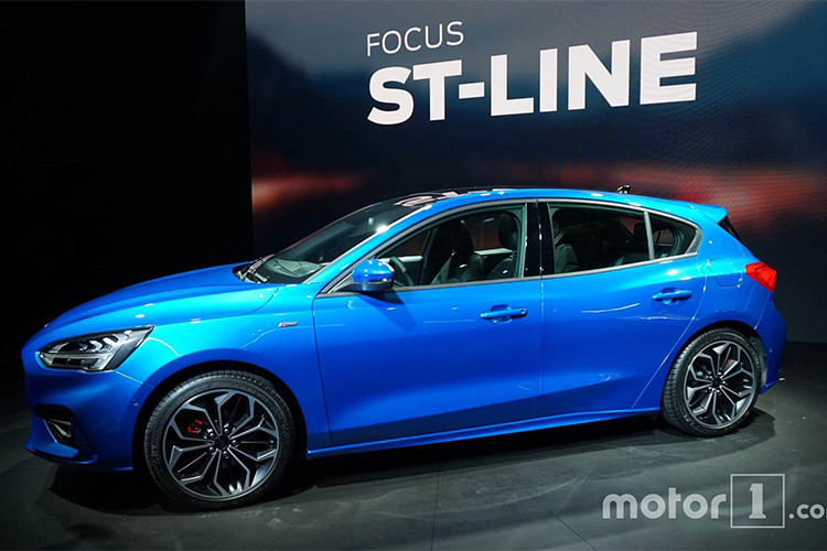 Ford Focus mới được sản xuất với nhiều phiên bản cho khách hàng lựa chọn gồm sedan, wagon và hatchback. Ngoài ra, Ford còn xác nhận sẽ giới thiệu thêm những cấu hình khác như ST-Line, Vignale hay Titanium tùy thuộc vào thị trường bán ra. Về thiết kế, xe đổi mới thiết kế mới từ trong ra ngoài theo hướng hiện đại hơn.