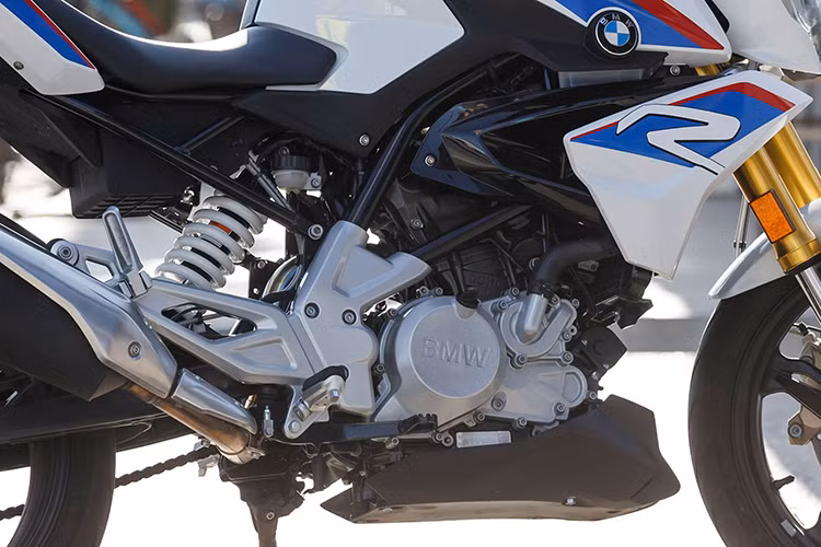 BMW G310R được trang bị khối động cơ 1 xi-lanh DOHC làm mát bằng nước, có phun xăng điện tử và dung tích 313 cc. Đây là động cơ nhỏ nhất mà BMW từng sản xuất kể từ chiếc R24 từ năm 1948. Động cơ này có công suất tối đa 34 mã lực cùng với mô-men xoắn cực đại 27,9 Nm.