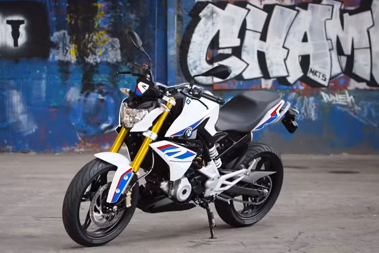 So với mẫu xe concept Stunt G 310 từng được BMW ra mắt vào tháng 10/2015, chiếc naked-bike giá rẻ sản xuất hàng loạt mang tên BMW G310R này không có quá nhiều sự khác biệt nhiều về thiết kế. Nó vẫn mang đậm phong cách naked-bike với kiểu dáng mạnh mẽ và thân xe nhiều đường nét thể thao, góc cạnh.