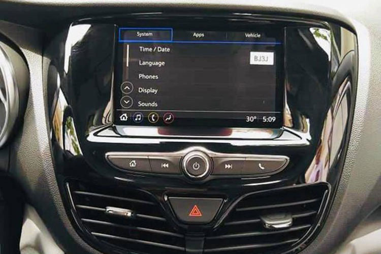 Hệ thống thông tin giải trí trên bản tiêu chuẩn chỉ có kết nối AM/FM, MP3 và 1 cổng USB. Phiên bản cao cấp có thêm màn hình 7 inch, kết hợp âm thanh 6 loa, vô lăng tích hợp nút bấm, hỗ trợ thoại rảnh tay…