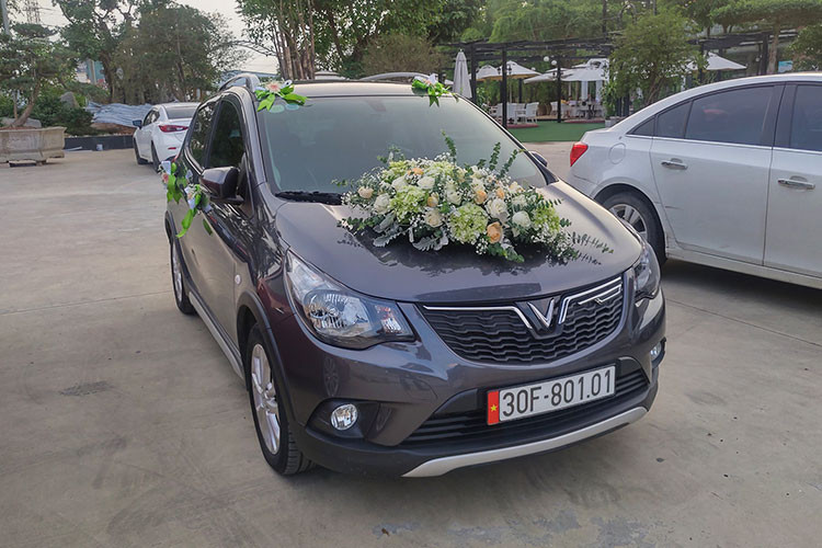 Chiếc xe ôtô Vinfast Fadil này theo tìm hiểu được chủ nhân tịa Hà Nội mua hồi giữa năm 2019, sau khi quyết định lập gia đình anh chàng này đã trưng dụng luôn chiếc xe của mình thành xe hoa cho ngày trọng đại nhất. Mặc dù chỉ là mẫu xe rẻ nhất của Vinfast, nhưng khi được trang trí thêm hoa cưới nó trở nên đáng yêu hơn trong mắt nhiều người.