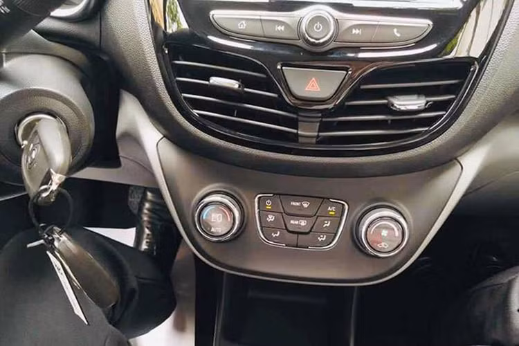 Về mặt tiện ích và an toàn, VinFast Fadil mới cũng gây ấn tượng với trang bị hệ thống hỗ trợ đỗ xe, camera lùi, hệ thống cân bằng điện tử, khởi hành ngang dốc, kiểm soát lực kéo, chống lật, phanh chống bó cứng ABS, phẩn bổ lực phanh điện tử EBD cũng như 6 túi khí trên bản cao cấp.