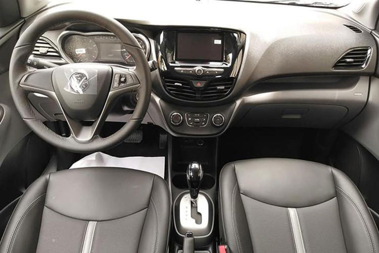 Ở bên trong, không gian nội thất của VinFast Fadil được bố trí hai hàng ghế. Ghế ngồi, vô lăng trên bản Fadil cao cấp được bọc da tích hợp nút điều chỉnh âm thanh. Hai ghế trước của Fadil đều chỉnh cơ.