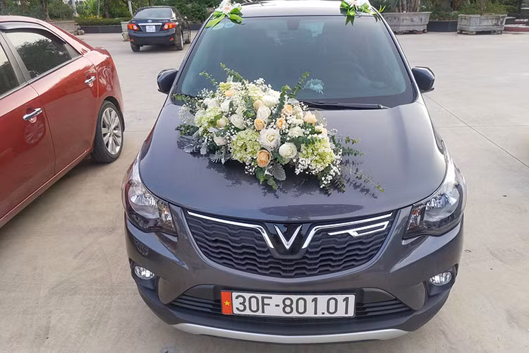 Fadil không có phiên bản số sàn (MT) như nhiều người mong đợi. Hiện tại giá xe VinFast Fadil bán ra tại Việt Nam vẫn đang được nhà sản xuất hỗ trợ. Cụ thể VinFast Fadil bản tiêu chuẩn (Base) có giá 394,9 triệu đồng và bản cao cấp (Plus) có giá 429 triệu đồng (đã bao gồm VAT). Mức giá xe VinFast Fadil 2019 này vẫn được áp dụng trong tháng 11/2019.