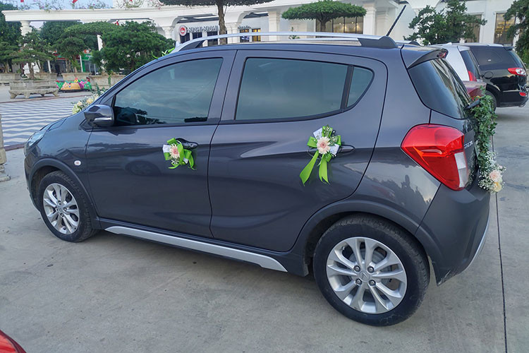 Các chi tiết trang trí xe hoa Vinfast Fadil cũng khá đơn giản ở hai bên thành xe, trước và sau nhưng được khá nhiều người yêu xe khen "đơn giản nhưng vẫn đẹp mắt mà đâu cần đến xe sang trong đắt tiền hay siêu xe..."