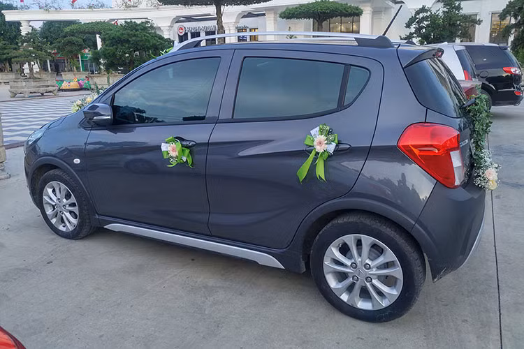 Các chi tiết trang trí xe hoa Vinfast Fadil cũng khá đơn giản ở hai bên thành xe, trước và sau nhưng được khá nhiều người yêu xe khen "đơn giản nhưng vẫn đẹp mắt mà đâu cần đến xe sang trong đắt tiền hay siêu xe..."