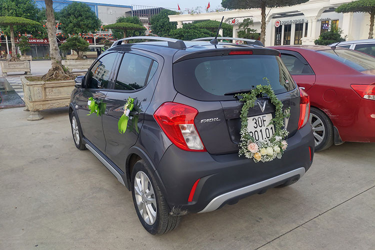 Về thiết kế, VinFast Fadil 2019 mới có chiều dài, rộng, cao lần lượt là 3.676mm, 1.632mm và 1.495mm trong khi chiều dài cơ sở đạt mức 2.38 mm. Nằm ở chính giữa trên mặt tản nhiệt chính là logo chữ V tượng trưng cho VinFast cùng 2 thanh crôm kéo dài sang 2 bên đến sát ngoài cùng lưới tản nhiệt, cụm đèn pha chạy ngang đẹp mắt. Phần đuôi xe với cửa cốp khá nhỏ nhưng cụm đèn hậu lại có thiết kế lớn hơn.