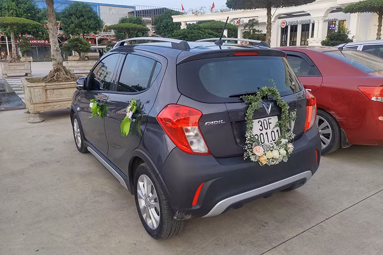 Về thiết kế, VinFast Fadil 2019 mới có chiều dài, rộng, cao lần lượt là 3.676mm, 1.632mm và 1.495mm trong khi chiều dài cơ sở đạt mức 2.38 mm. Nằm ở chính giữa trên mặt tản nhiệt chính là logo chữ V tượng trưng cho VinFast cùng 2 thanh crôm kéo dài sang 2 bên đến sát ngoài cùng lưới tản nhiệt, cụm đèn pha chạy ngang đẹp mắt. Phần đuôi xe với cửa cốp khá nhỏ nhưng cụm đèn hậu lại có thiết kế lớn hơn.