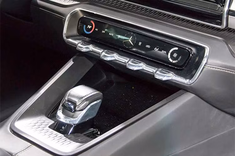 Vào cuối năm ngoái, thương hiệu xe hơi Hàn Quốc đã giới thiệu phiên bản Sorento 2019 tại triển lãm xe hơi Los Angeles 2017. Theo đó, mẫu SUV này chỉ còn lại hai tùy chọn động cơ I4 2,4 lít và V6 3,3 lít, còn động cơ tăng áp 2,0 lít trên bản 2018 đã bị loại bỏ.