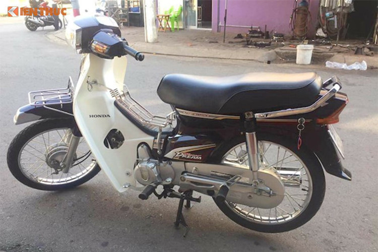 Hiện nay những chiếc xe máy Honda Super Dream nguyên bản và còn như mới trên thị trường còn khá ít, nhiều chiếc còn được thét giá lên đến trăm triệu đồng. Đơn cử như chiếc xe trong ảnh này tại Long An, nó thuộc đời cuối 2011 còn mới tinh, kèm biển số đẹp được một người bán xe máy tại Long An treo giá 100 triệu đồng.