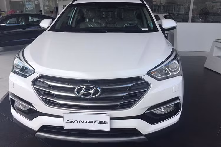 Hyundai Santa Fe tại Việt Nam sở hữu thiết kế tổng thể theo cảm hứng “Storm Edge” (Biên bão) nhưng Hyundai đã thay đổi lại một số chi tiết để khiến chiếc xe trông mới mẻ hơn. Xe được trang bị đèn pha xenon projector dạng tròn cùng lưới tản nhiệt hình lục giác đặc trưng mạ chrome được thiết kế lại, khiến chiếc xe mang hình dáng hiện đại hơn.