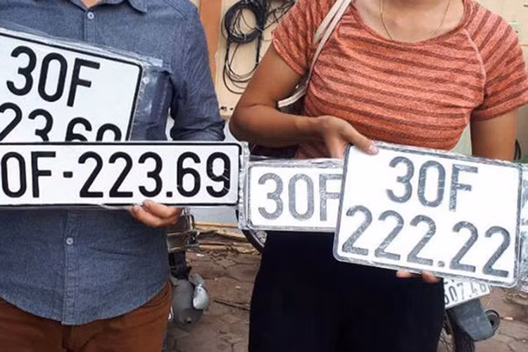 Được biết, trước đó tại Hà Nội cũng từng có một chiếc Mercedes-Maybach S600 biển 30E và Honda CR-V biển 30A bốc trúng biển số ngũ quý 2. Thông thường những mẫu xe tầm trung sau khi có được biển đẹp, thường được chủ nhân rao bán cho những người đam mê sưu tầm.