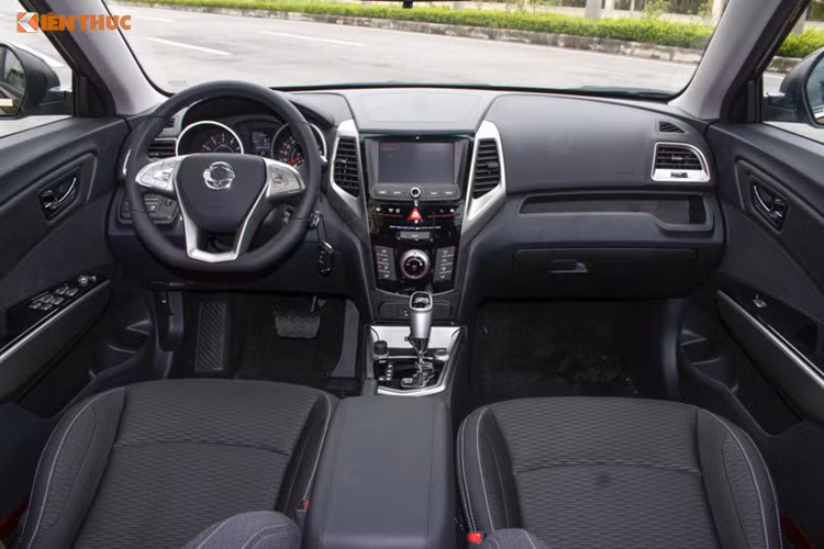 Bên trong, nội thất của Tivoli 2016 chỉ sử dụng chất liệu nỉ cho ghế với chỉ khâu tương phản. Ghế ngồi được tạo vân ở bề mặt nhằm tối ưu sự thoải mái và thể thao cho người ngồi. Về tổng thể, nội thất của xe sở hữu nét thiết kế trang nhã, sang trọng đi kèm những trang thiết bị hiện đại.