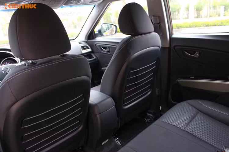 Trang bị an toàn trên xe gồm: túi khí, dây đai an toàn tự căng, phanh ABS và đĩa phanh ở 4 bánh… Màn hình giải trí 7 inch kết hợp camera lùi. Cốp sau của SsangYong Tivoli 2016 sở hữu thể tích chứa 423 lít khi chưa gập hàng ghế thứ 2, vị trí này còn có thêm một ổ cắm điện 12V, giúp tiện lợi cho việc cắm máy bơm hơi hoặc máy hút bụi mini.