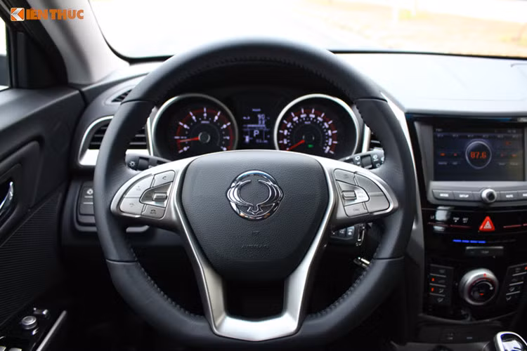 Vô-lăng của xe dạng 3 chấu thể thao tích hợp các phím bấm điều khiển đa chức năng được mạ crôm sáng, ghế bọc da, điều hòa hai vùng độc lập, màn hình giải trí ở trung tâm kích thước 7 inch và có kết nối với smartphone, camera lùi, MP3, cruise control...