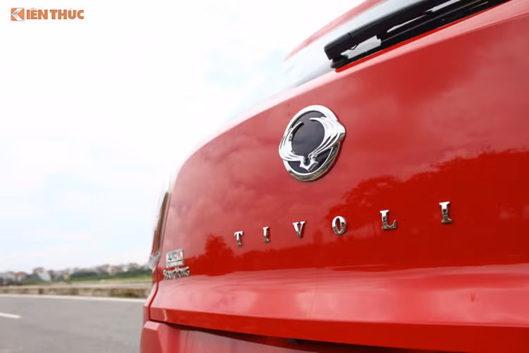 Đầu xe nổi bật với cụm đèn pha thiết kế ăn nhập với lưới tản nhiệt bao gồm; đèn pha dạng LED chiếu sáng ban ngày, đèn sương mù lớn dạng hình chữ nhật nằm đối xứng hai bên. Phần đuôi với cụm đèn hậu dạng LED tạo dáng hình chữ L độc đáo, cản sau có gờ tạo vẻ khoẻ khoắn, đặc biệt khi nhìn chéo.