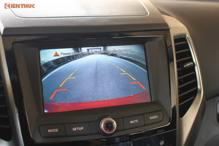 Đáng chú ý, trang bị sẵn có trên xe là nút bấm điều chỉnh 3 chế độ lái (Normal, Comford và Sport) kết hợp 3 chế độ vận hành (ECO, Power, Winter) tác động trực tiếp vào động cơ, giúp chiếc xe vận hành phù hợp với nhu cầu người lái. Xe có sẵn chế độ sang số tay (M) với lẫy đẩy số nằm ngay gần tay nắm, dễ dàng chuyển số tay chỉ bằng ngón cái.