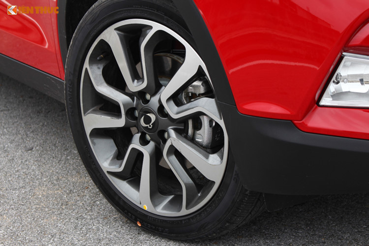 Cụm đèn hậu được hãng xe ôtô Ssangyong sử dụng công nghệ LED cho đèn phanh trong khi đèn báo rẽ và đèn lùi vẫn là bóng halogen. Xe đượng trang bị mâm xe 18" với các nan dạng cánh hoa và lắp lốp 215/45. Phanh xe là loại đĩa trên cả bốn bánh tích hợp tính năng chống bó cứng ABS, hỗ trợ phanh khẩn cấp BA và phân phối lực phanh điện tử EBD.