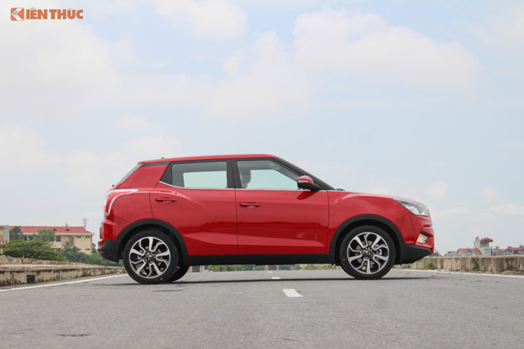 Đối với Tivoli, 3 phiên bản 6 MT, 5 AT và XLV có giá bán trước đó lần lượt là 619, 749, 799 triệu đồng. Sau khi giảm giá từ 140 – 180 triệu đồng, hiện Tivoli chỉ có mức giá tương ứng 479, 609 và 619 triệu đồng. Với mức giá mới, Ssangyong Tivoli với lợi thế là xe nhập khẩu nguyên chiếc từ Hàn Quốc có thêm “sức mạnh” để cạnh tranh với chính người đồng hương là Hyundai Kona lắp ráp trong nước và Ford Ecosport.