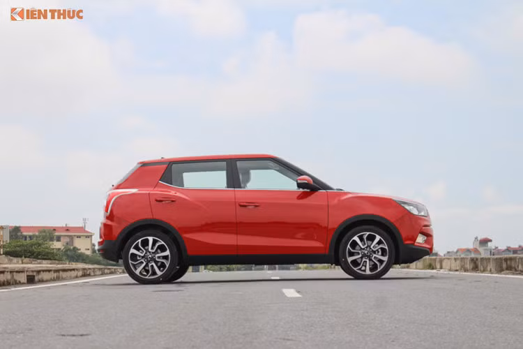 Đối với Tivoli, 3 phiên bản 6 MT, 5 AT và XLV có giá bán trước đó lần lượt là 619, 749, 799 triệu đồng. Sau khi giảm giá từ 140 – 180 triệu đồng, hiện Tivoli chỉ có mức giá tương ứng 479, 609 và 619 triệu đồng. Với mức giá mới, Ssangyong Tivoli với lợi thế là xe nhập khẩu nguyên chiếc từ Hàn Quốc có thêm “sức mạnh” để cạnh tranh với chính người đồng hương là Hyundai Kona lắp ráp trong nước và Ford Ecosport.