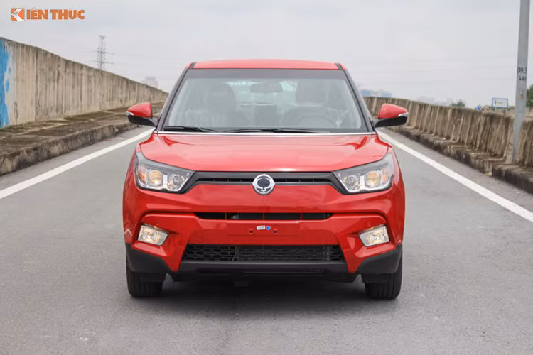 Xét về tổng thể, mẫu SUV Tivoli có thiết kế mang phong cách khá lạ lẫm đối với nhiều người tiêu dùng tại Việt Nam, tuy nhiên nó vẫn sở hữu nhiều nét đặc trưng của những chiếc Ssang Yong tại Hàn Quốc trước đây. Phần đầu xe với lưới tản nhiệt nằm sâu dưới cản trước của xe dạng tổ ong, nếu nhìn thoáng qua bạn sẽ có cảm giác dường như Tivoli không có lưới tản nhiệt mà thay vào đó là các khe hút gió lớn.