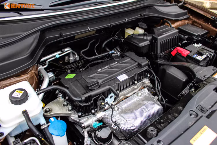 Ssangyong Tivoli hiện chỉ có một trang bị động cơ duy nhất là bản chạy xăng e-XGi160, 4 xy-lanh, dung tích 1.6L, cho công suất cực đại 126 mã lực và mô-men xoắn lớn nhất 157 Nm, kết hợp hộp số tự động Aisin 6 cấp. Đáng chú ý, trang bị sẵn có trên xe là nút bấm điều chỉnh 3 chế độ lái (Normal, Comford và Sport) kết hợp 3 chế độ vận hành (ECO, Power, Winter).