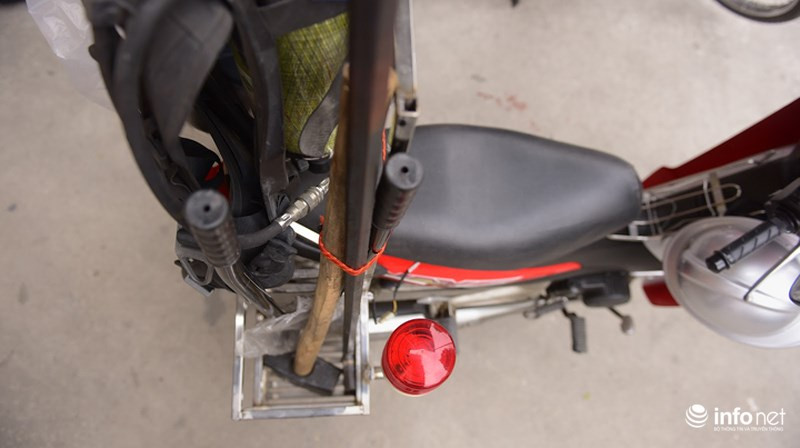 Công cụ phá dỡ như kìm cộng lực, búa tạ, vam phá chuồng cọp được trang bị ở một bên kiềng.