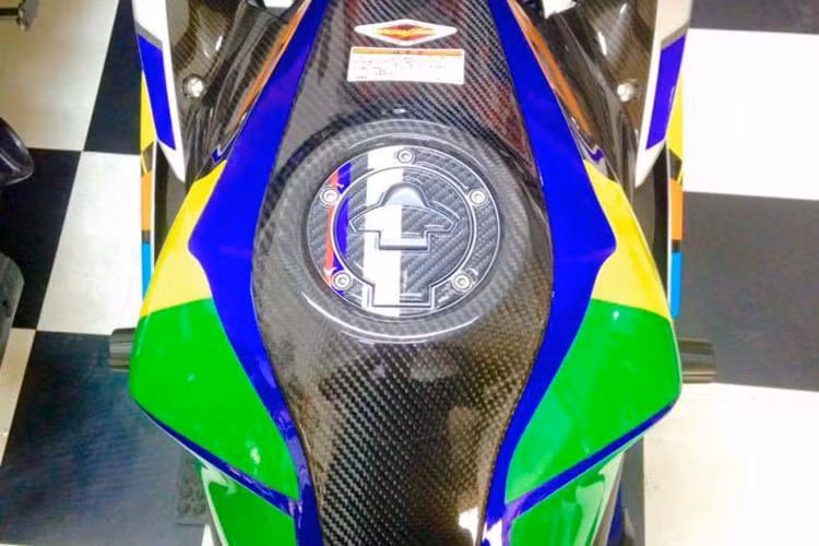 Bình xăng tinh tế hơn khi được ốp fiber carbon, hai bên thành bình xăng cũng là các hoạ tiết mang màu sắc cực kỳ nổi bật và bắt mắt.