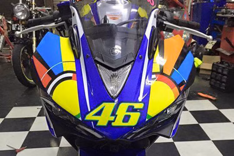 Chiếc xe trông thể thao hơn với bộ tem được thiết kế theo ý tưởng từ chiếc xe đua của Valentino Rossi. Điểm nhấn ở phần đầu là các hoạ tiết mang phong cách đội đua, đi kèm với đó là logo 46.