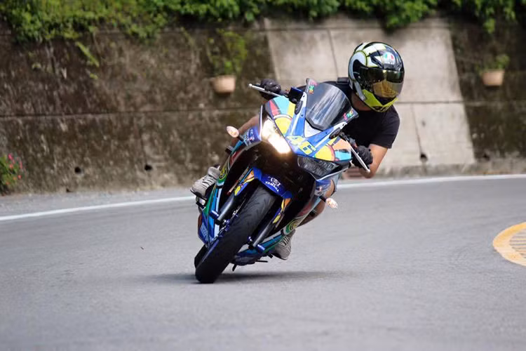 Chiếc Yamaha R3 hiện đang là "hàng hot" hiện nay trong giới trẻ nhờ mức giá cạnh tranh và ngoại hình đẹp mắt. Nó được giới trẻ và nhiều người đam mê đánh giá khá tốt nhờ mức giá, độ cơ động và vừa tầm. 