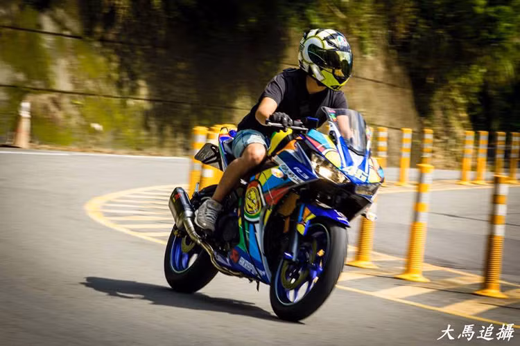 Cung cấp sức mạnh cho xe là khối động cơ 4 thì, xi-lanh đôi, 321 phân khối, làm mát bằng dung dịch, công suất 42 mã lực tại 10.750 vòng/phút và mô-men xoắn cực đại 29,6 Nm tại 9.000 vòng/phút, tích hợp phun xăng điện tử. Xe sử dụng hộp số 6 cấp.