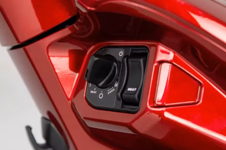 Chỉ cần có chìa khóa Honda Vision theo người, bạn có thể dễ dàng khởi động xe chỉ bằng một nút bấm. Cảm biến tiệm cận giúp bạn mở khóa và truy cập ngăn chứa đồ dưới yên xe chỉ với một lần nhấn. Đặc biệt, Honda còn tích hợp tính năng bảo mật tự động vào hệ thống, giúp khóa ngăn chứa đồ mỗi khi bạn rời khỏi xe.