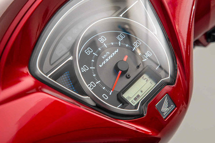 Các trang bị cho Honda Vision 2025 bao gồm việc tăng dung tích lưu trữ dưới yên xe lên 17,7 lít, đủ chỗ chứa một mũ bảo hiểm trùm đầu và nhiều vật dụng khác. Ngoài ra, xe còn trang bị cổng sạc USB-C và cảm biến O2 bổ sung nhằm đảm bảo tuân thủ tiêu chuẩn Euro 5+.