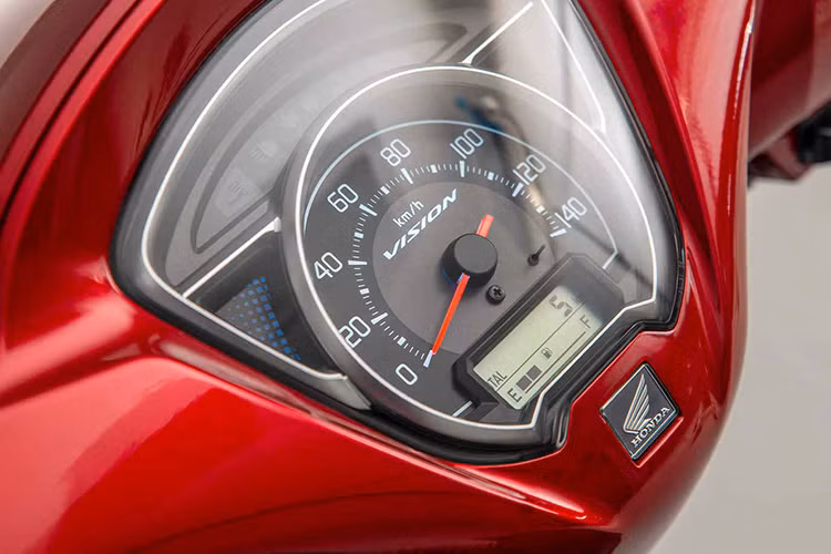 Các trang bị cho Honda Vision 2025 bao gồm việc tăng dung tích lưu trữ dưới yên xe lên 17,7 lít, đủ chỗ chứa một mũ bảo hiểm trùm đầu và nhiều vật dụng khác. Ngoài ra, xe còn trang bị cổng sạc USB-C và cảm biến O2 bổ sung nhằm đảm bảo tuân thủ tiêu chuẩn Euro 5+.